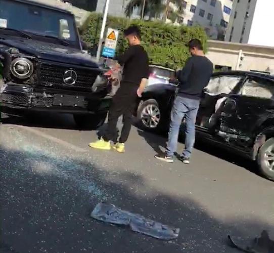 加价50万提的全新奔驰大g还没上牌就和天籁撞坏了