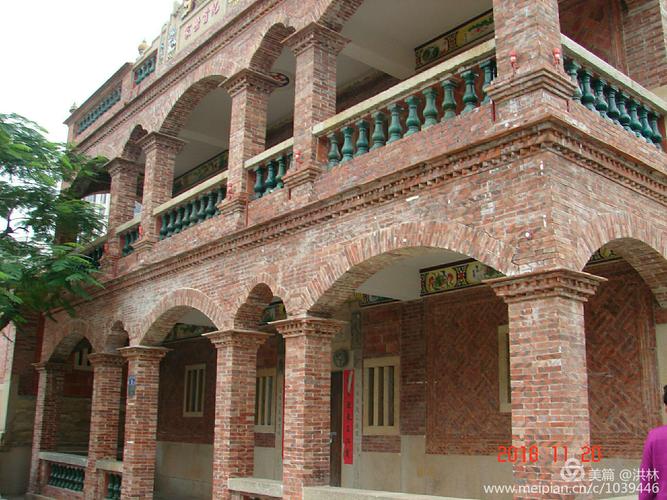 红砖方柱,中西合壁