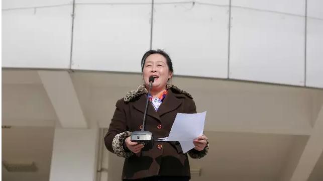 阜阳五中副校长骆繁荣17年开学升旗仪式的新年寄语