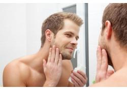 照镜子喷香水的男人图片