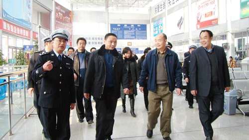 原副市长,市公安局局长王明华等领导在支队长吴军的陪同下视察春运