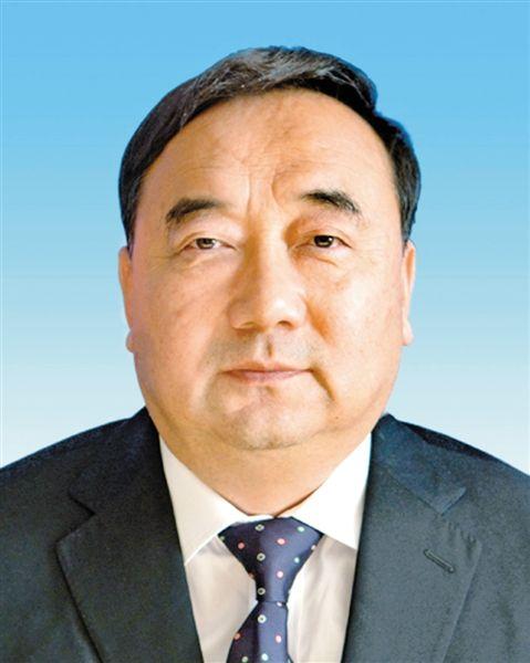 现任内蒙古自治区党委常委,自治区副主席,政府党组成员.   1977.