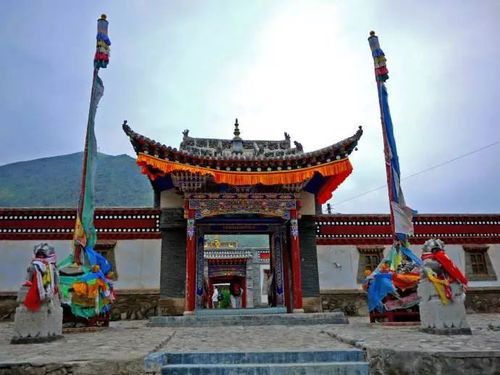 西宁湟源县的扎藏寺是青海蒙古人为主的藏传佛教寺院,蒙古人在青海