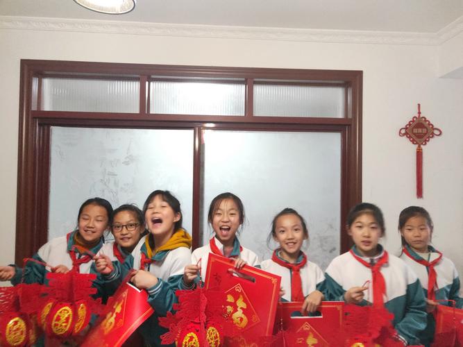 凯瑞小学红领巾假日小队开心过大年——包水饺,做灯笼,剪窗花