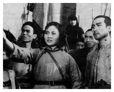 贺龙小时候有多顽皮读私塾时捉弄先生给先生的烟斗里面放臭虫