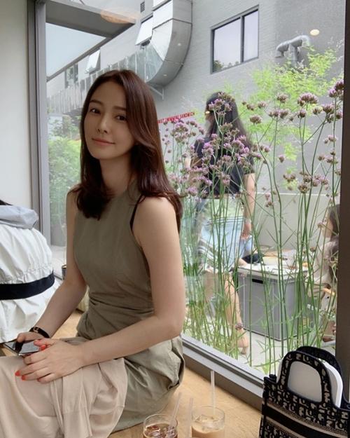 权相宇" 孙泰英,隔离2周后出游…依旧美丽