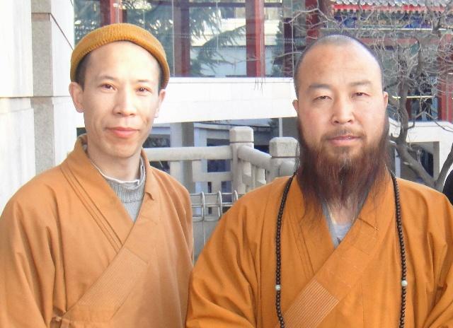    法闻法师(左)与恩师上妙下林大师(右)