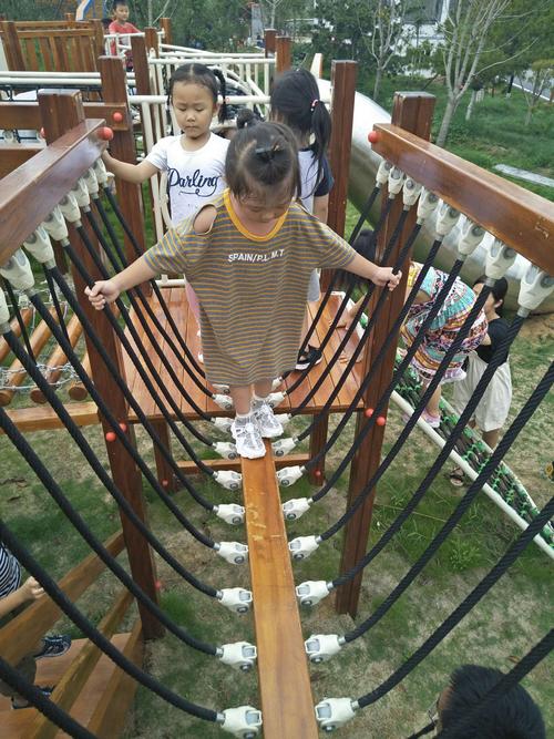 走独木桥,攀岩,跳蹦蹦床样样我都行.