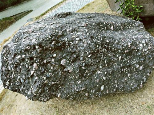 这是2号砂砾岩.有点像旺旺黑米雪饼.