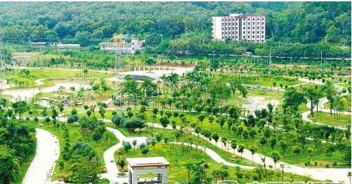 位于梁金山脚下的开平人民公园,改造后变成了一个优美的生态休闲公园.