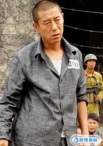 在征服里他是刘华强的得力杀手,从一个群演逆袭为导演