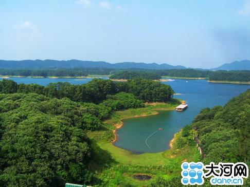南侧和公路向南通向另一名胜鸡公山,向西达国家级名湖——南湾湖.