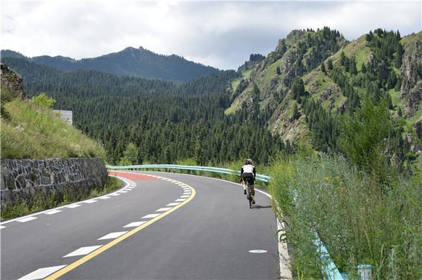 这样的骑行风景是城市赛道所不具备的,也是它的最为耀眼的特色.