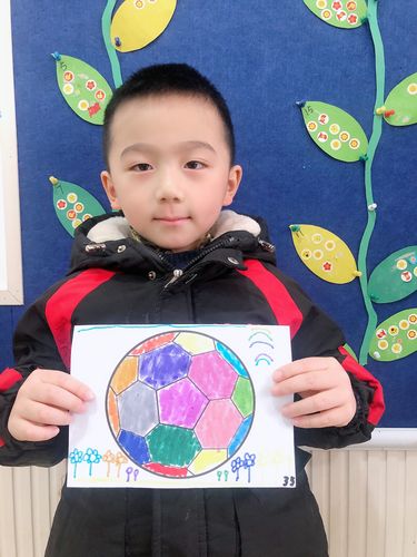 尚诚幼儿园大三班美术活动《足球的新衣》