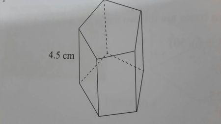 【初中数学】此五角棱柱体的底面积为35cm^2,周长为25cm,求其表面积.