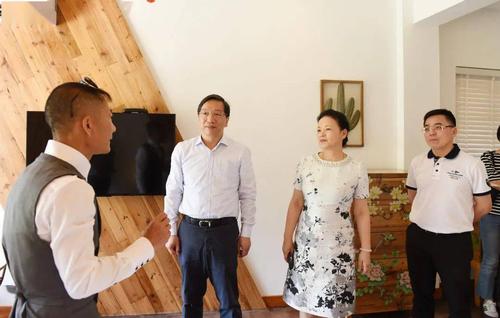 来颖杰一行先后实地考察了文成县文化中心,百丈漈项目提升工程,刘基庙