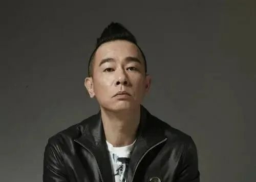 原创山鸡哥陈小春为何会被小16岁的应采儿压得死死的