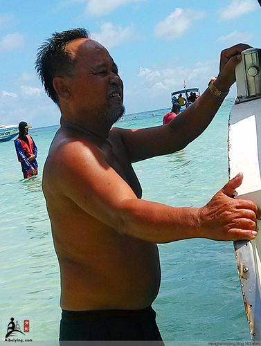 老头大肚子下的大包包,你直了吧