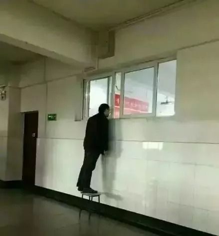 总有那么一个人冲你一笑就把你打败了比如窗外的班主任