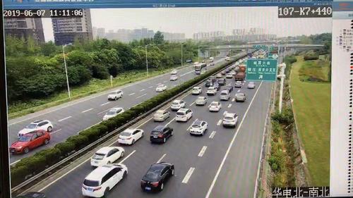 南京多条过江通道车多缓行,二桥南向北车流量大