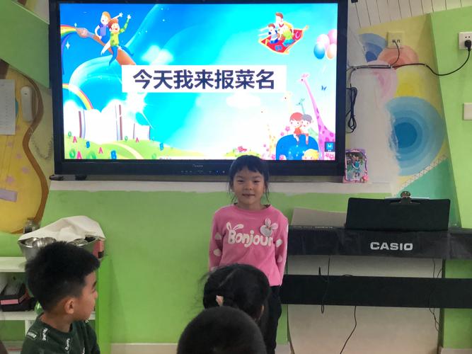 为了提高孩子们自我服务意识,开展《小值日生》,《报菜名》活动