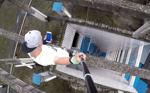 骚年高空跑酷,竟然还敢玩手机!