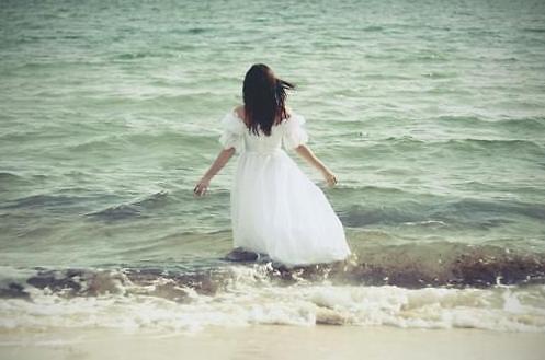 海边意境女生背影图集