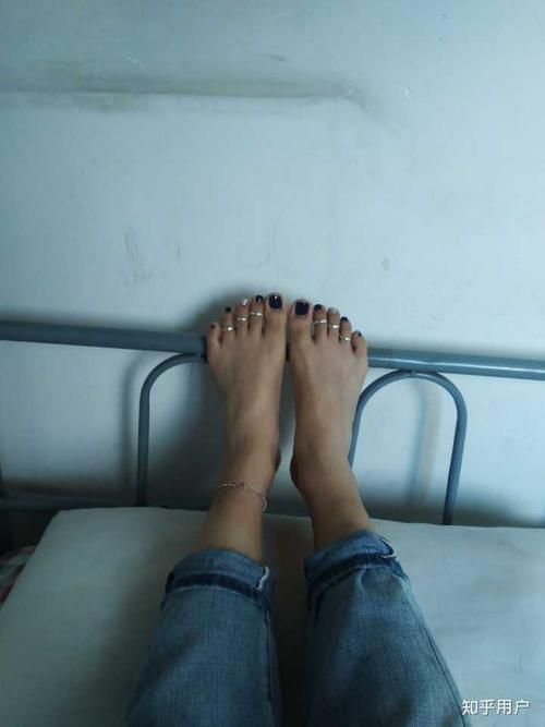 女生光脚穿单鞋或高跟鞋脚不臭吗?是怎么克服光脚不臭