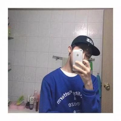 男生头像拿手机自拍帅气的男生高清真实头像自拍图片