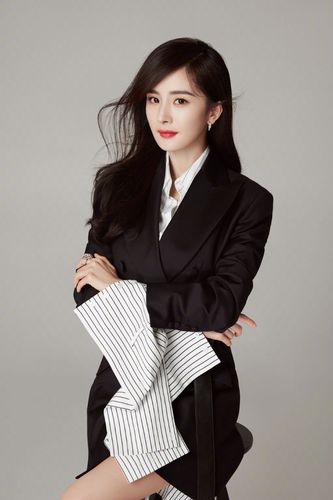 杨幂变"白领佳人",穿条纹衬衫裙配黑色西装,个性不失气场