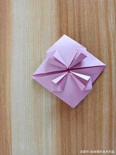 具体步骤如下 将长是宽2倍的长方形纸,两头对角折