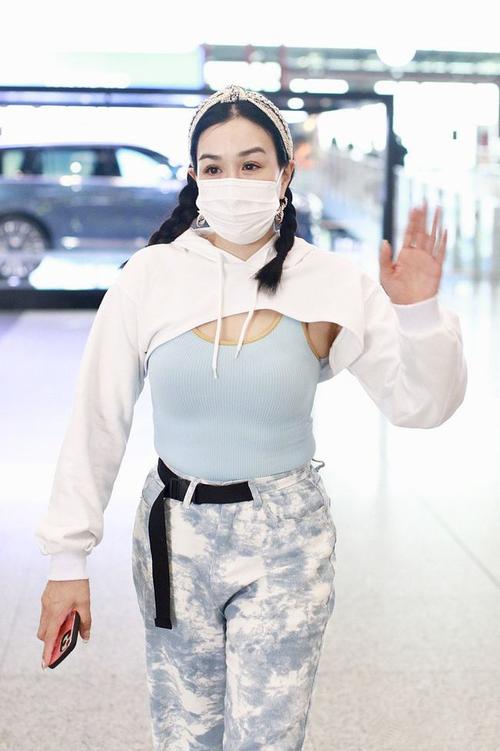 钟丽缇50岁仍敢穿!超短卫衣秀饱满曲线,这身材女人看了也羡慕