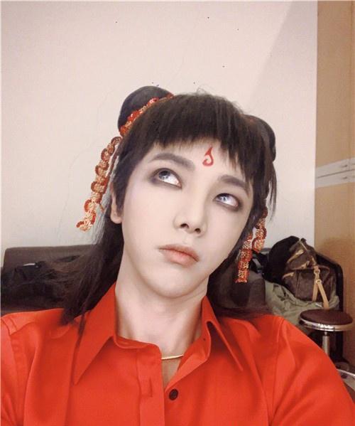 神还原!华晨宇cos哪吒 化同款眼妆表情搞怪