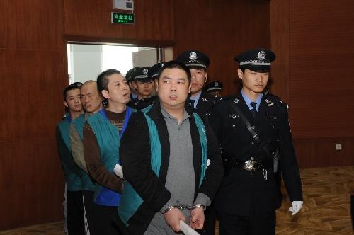 18名被告人因涉嫌犯组织,领导,参加黑社会性质组织罪,抢劫罪,绑架罪