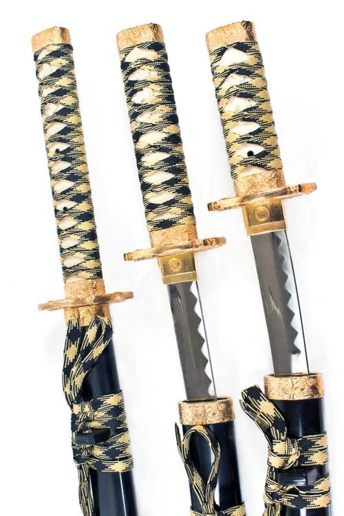 白色背景中的三把武士刀