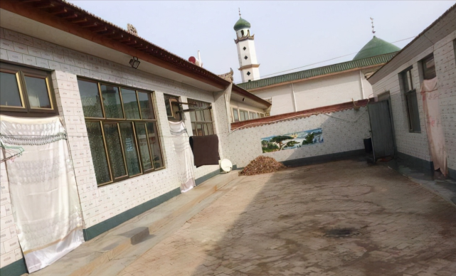 房子算是在郊区,房子装修还算不错的房子外墙都是用的瓷砖砌的,院子都