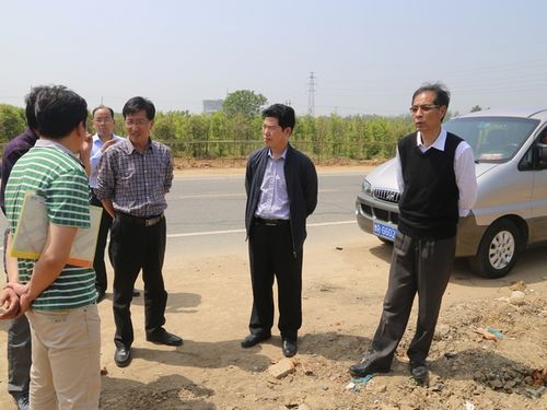 县政协党组副书记葛成栓,县政府党组成员王凯深入s335线和县法院北侧