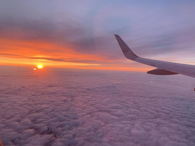 半夜冰岛飞的慕尼黑的飞机上偶遇极昼的日出