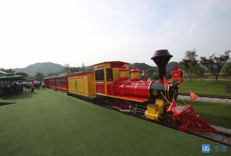 鲁家村"呜呜呜"——伴着清脆的汽笛声,一"身"红艳的观光小火车载着