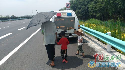 从邻村串门回家抄近道新建祖孙三人牵手游高速图