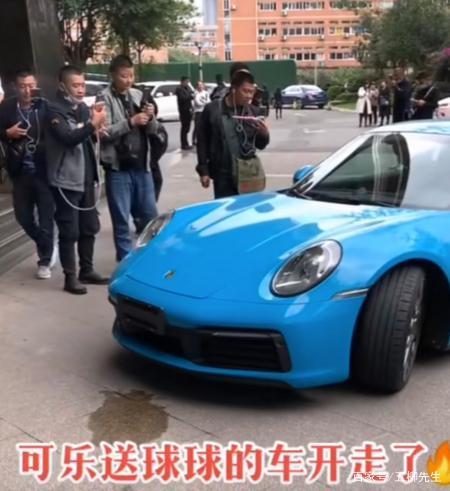 网红圈大事件,四川可乐高调求婚次惑小仙女,跪谢恩师