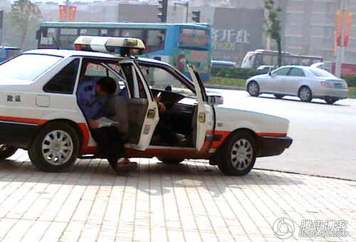 阜阳街头实拍煞风景运政执法车