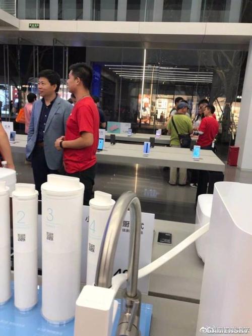 华为余承东现身小米之家旗舰店 与店员相谈甚欢