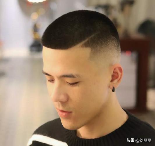 超短的头发如果在侧面增加一点小刻痕,让整个发型更富有创意,有型又