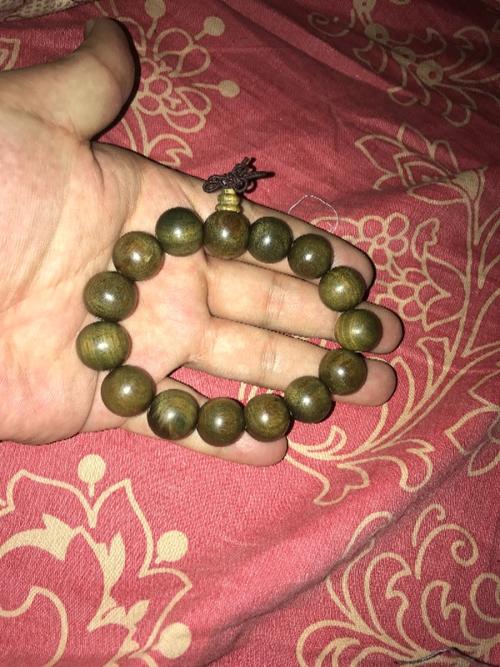 朋友送的手串送我时说是绿檀的也很香,盘了几天感觉越来越黑了怎么回