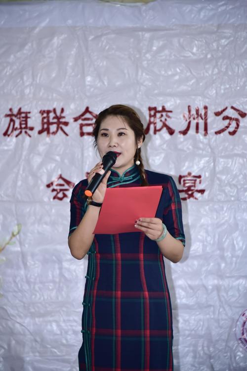 我是今天的主持人小琴