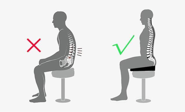 驼背是怎么造成的?带你认识导致驼背的原因,教你3个动作来改善