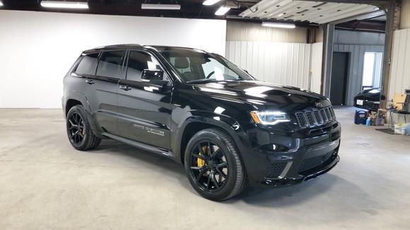 超700马力的霸气硬朗黑武士,内外实拍jeep大切诺基trackhawk