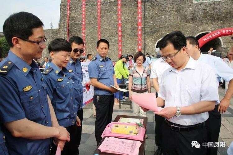县委副书记,代县长罗圣权参观各展台,翻阅宣传材料并了解相关工作情况
