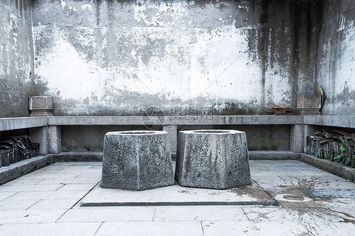 中国古代对称石头井背景